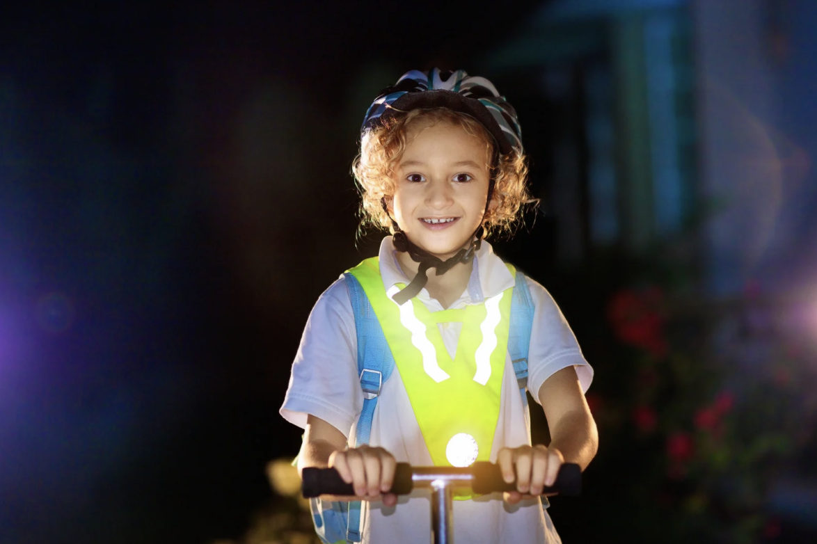 Половина школярів досі залишається непомітною на дорогах у темний час доби