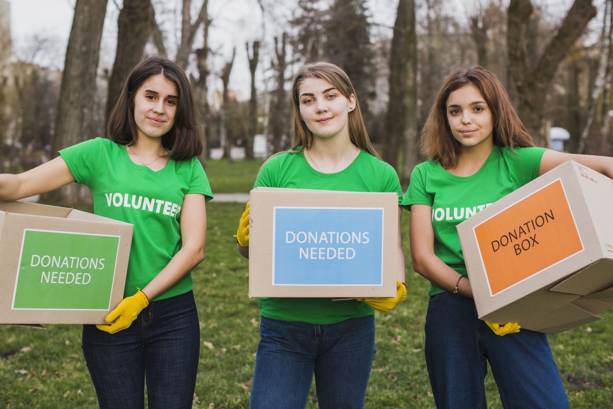підлітки волонтерять