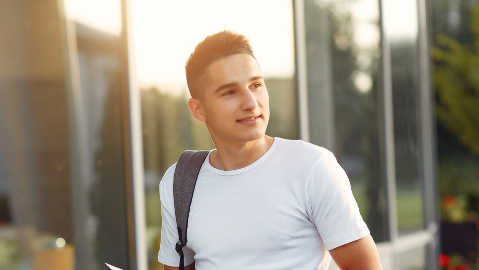 «Кожен десятий український студент навчається за кордоном»: причини, тенденції та наслідки освітньої міграції пояснює дослідник Єгор Стадний