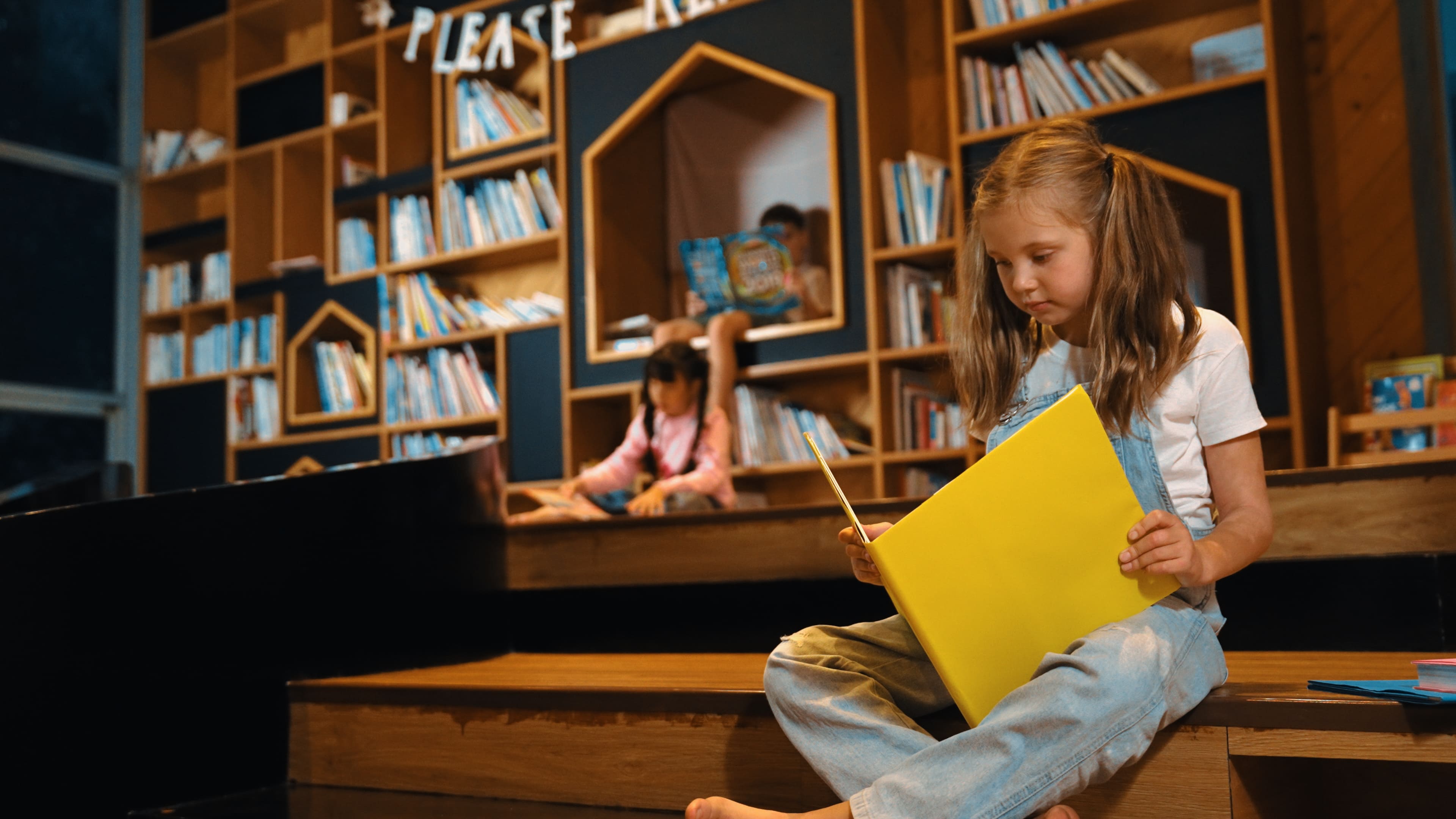 учні читають англійські книжки