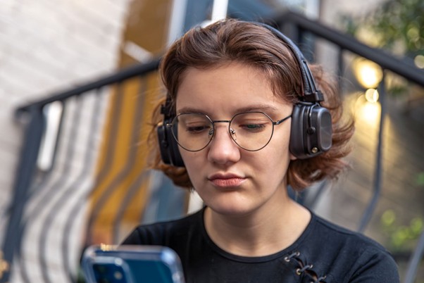 підлітки слухають шкідливий контент