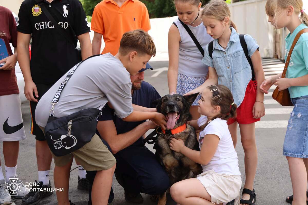 <b>Пожежна техніка, службові собаки та уроки безпеки</b>