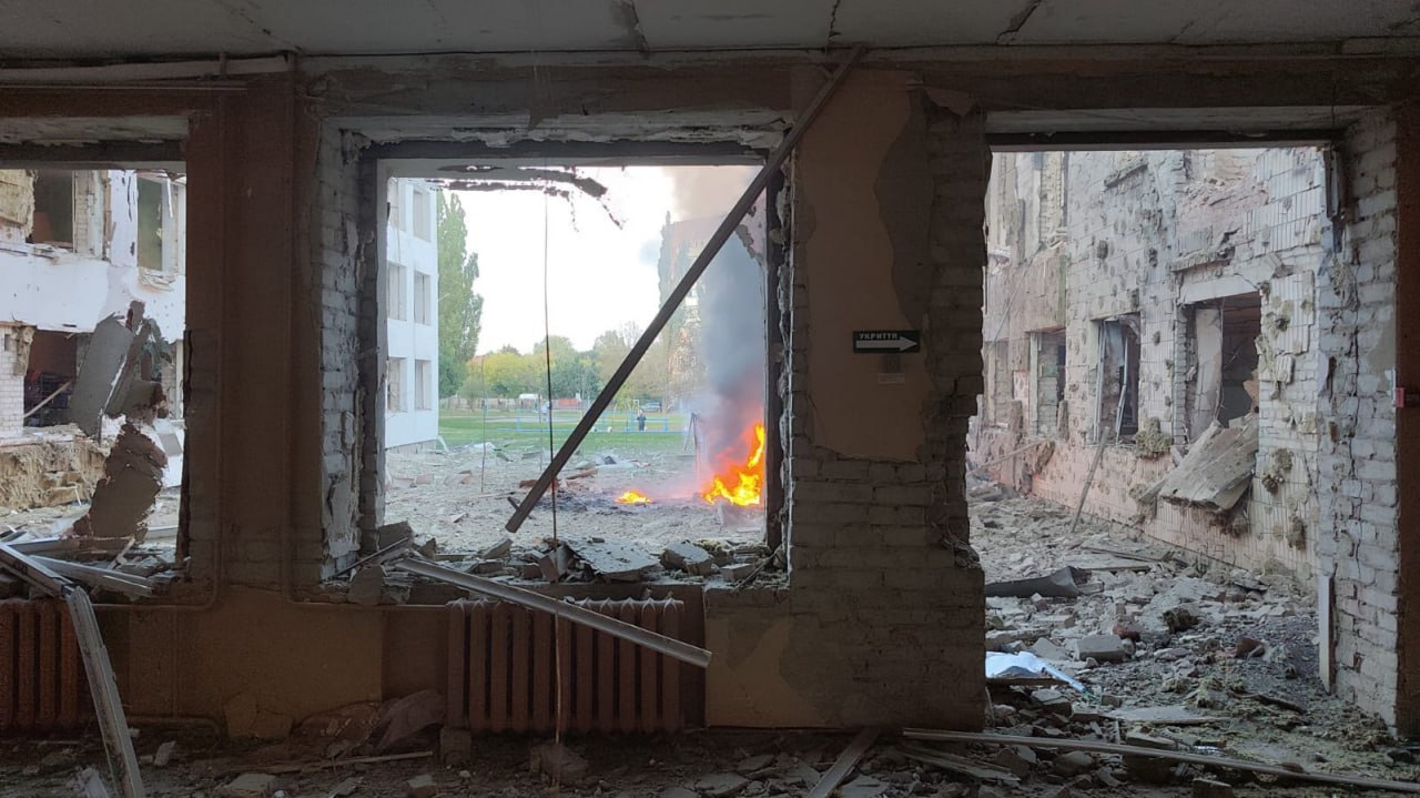 ворог вдарив КАБом по школі в Сумах