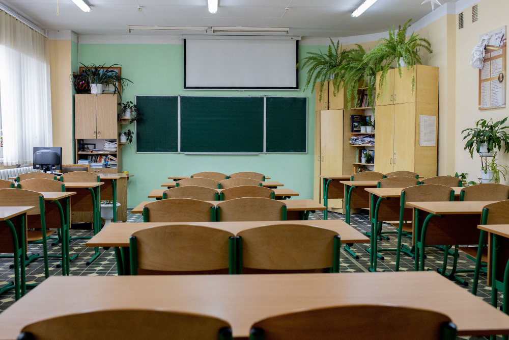 У школах і дитсадках Сімферополя батьків змушують збирати гроші на подарунки для військових рф