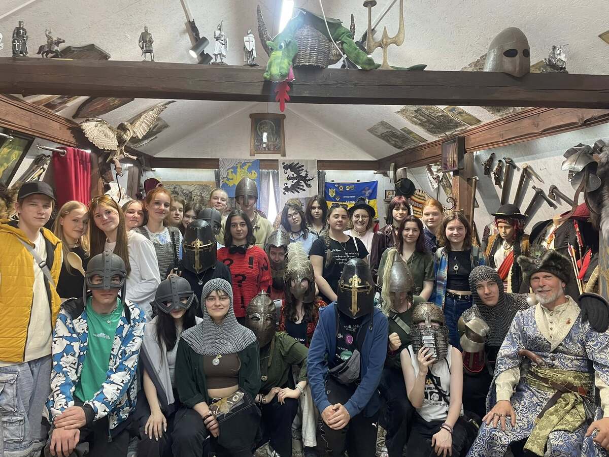 «Історичний двіж» — як учителька організовує мандрівки Україною, щоб учні й учениці могли доторкнутися до історії