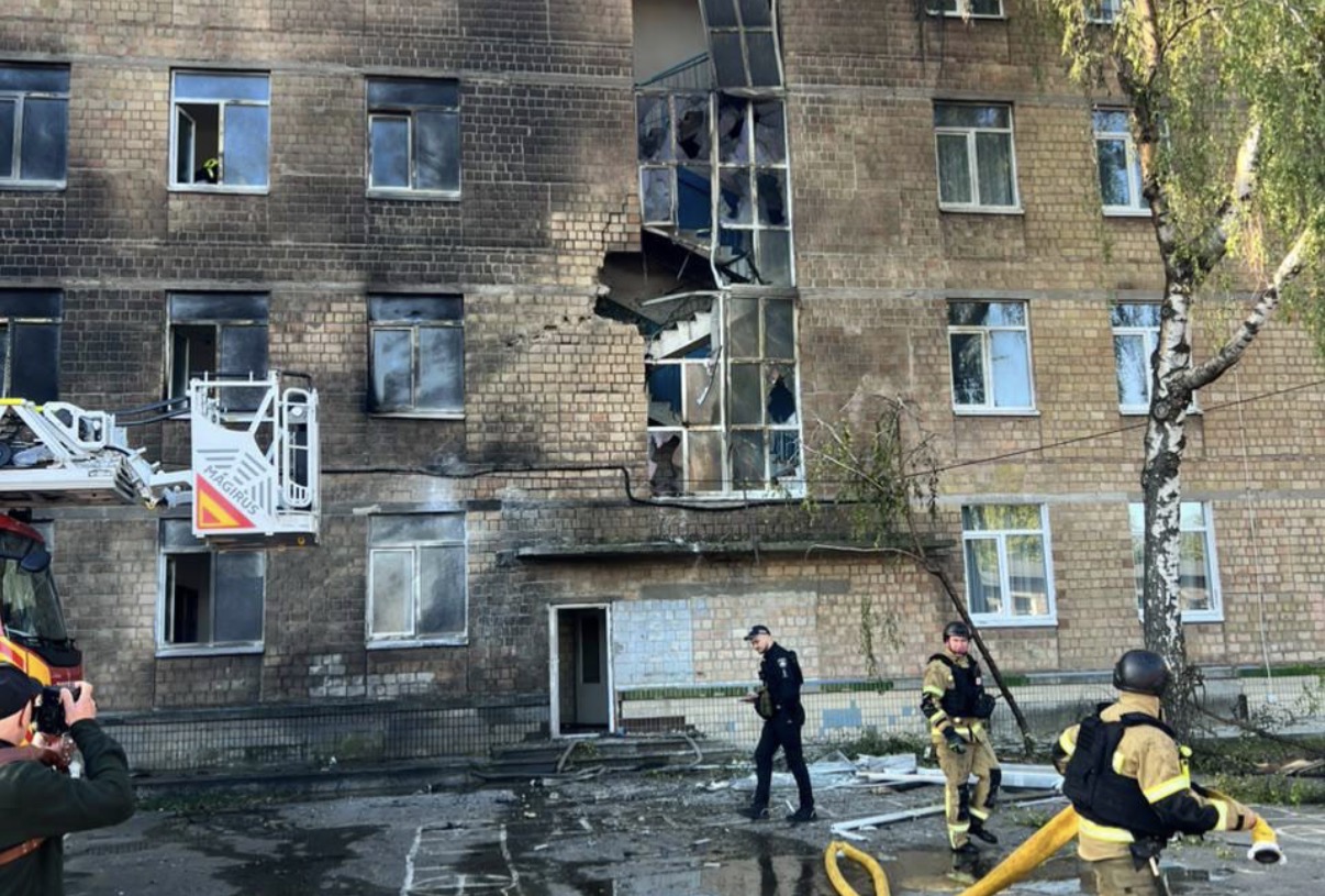 російський дрон влучив у школу в Києві: діти та працівники були в укритті