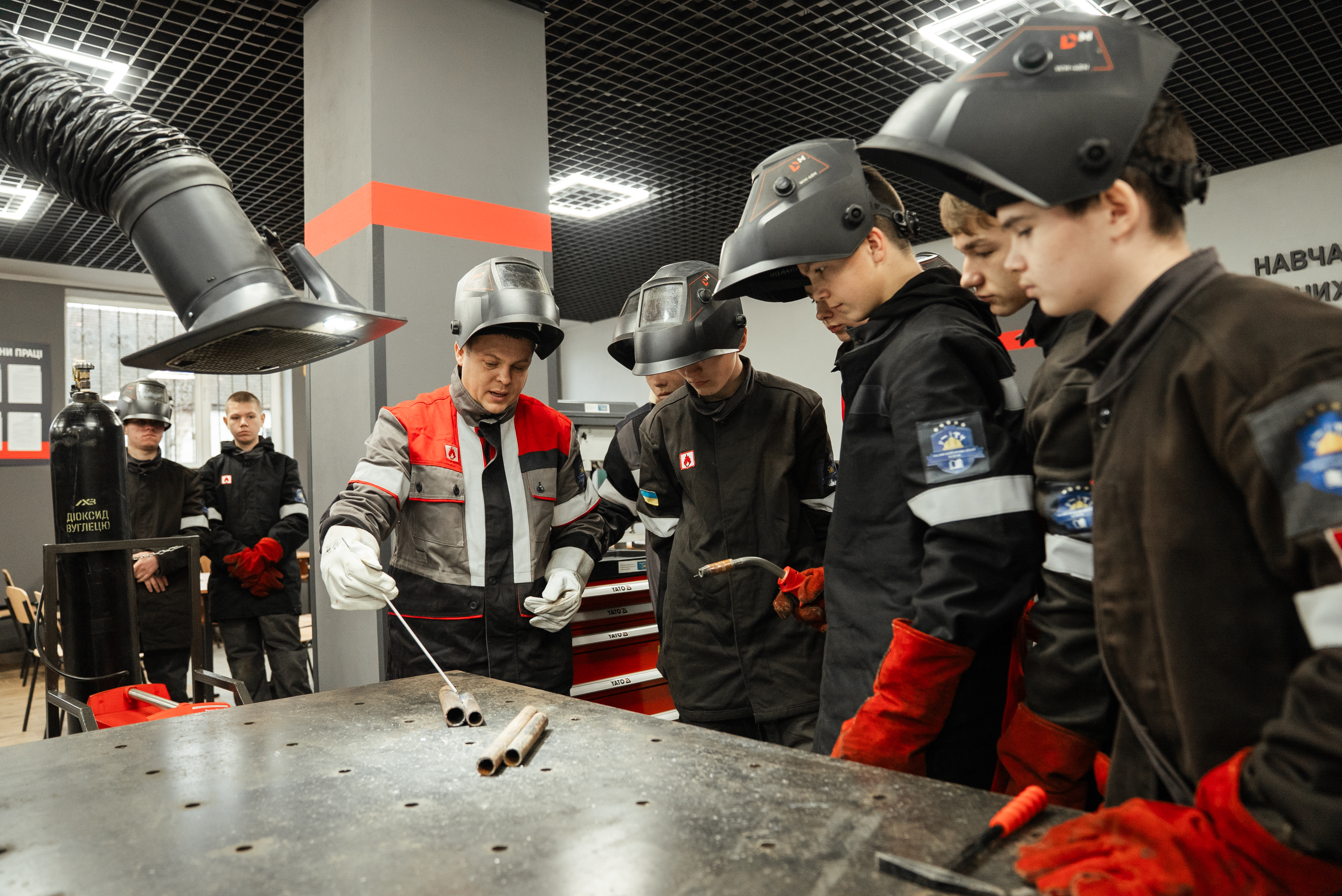 Люди, які навчають не просто знати, а вміти: як майстри виробничого навчання допомагають студентству здобувати майбутню професію