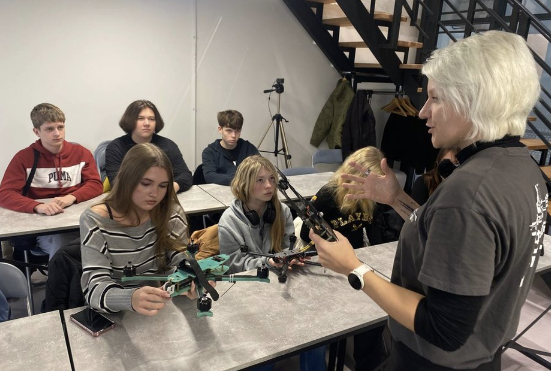 У Вінниці школярі навчаються керувати дронами в межах проєкту «Українська IT-сотня»