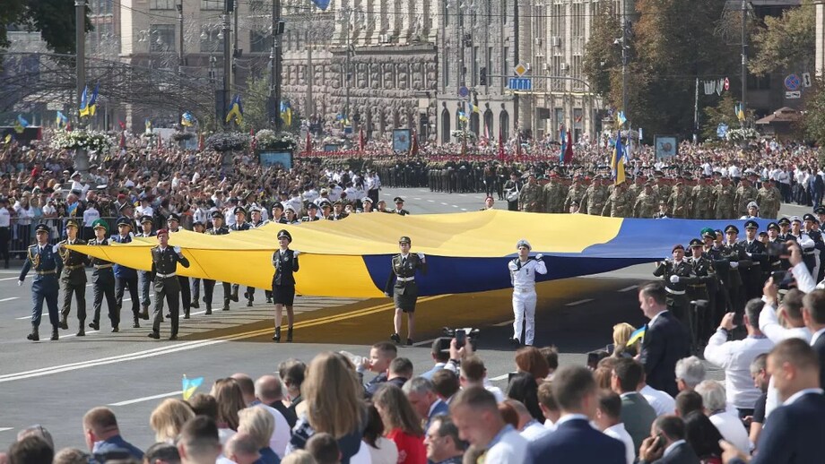 Яку урочисту традицію святкування Дня Незалежності України започаткували на Хрещатику в Києві 1994 року?